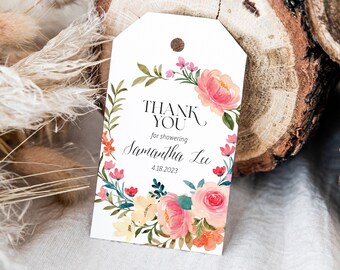 Puede incluir: Una etiqueta de agradecimiento blanca con un diseño de corona floral. El texto dice "Gracias por celebrar a Samantha Lu 4.18.2023".