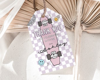 Può includere: Un'etichetta regalo con un design di skateboard rosa e la scritta "Thank You" in un font retrò. L'etichetta ha uno sfondo a scacchi bianco e lilla. Elementi decorativi includono una palla da discoteca, una faccina sorridente e un simbolo di pace.