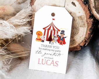Pode incluir: Uma etiqueta de agradecimento imprimível para uma festa com tema de circo. A etiqueta apresenta uma tenda de circo listrada de vermelho e branco, um leão, uma zebra, um coelho e um mágico. O texto na etiqueta diz "Obrigado por fazer da minha festa a melhor! Seu amigo, Lucas".