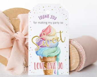 Pode incluir: Uma etiqueta de agradecimento imprimível com uma ilustração colorida de um cone de sorvete e o texto "Obrigado por tornar minha festa tão doce. Com amor, Ava Jo."
