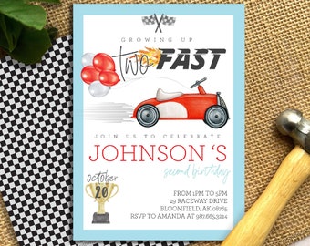 Könnte beinhalten: Editierbare Geburtstagseinladung mit blauem Hintergrund und einem roten Spielzeugauto. Der Text lautet "Growing Up Two Fast" und "Join Us To Celebrate Johnson's Second Birthday". Das Datum ist der 20. Oktober.