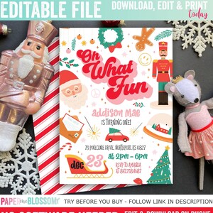 Puede incluir: Una invitaci&oacute;n de cumplea&ntilde;os de Navidad rosa y blanca con el texto "Oh What Fun" en una fuente retro. La invitaci&oacute;n presenta a un Pap&aacute; Noel, un hombre de jengibre, un cascanueces, un &aacute;rbol de Navidad y un coche rojo. El texto "addison Mae is turning one!" est&aacute; escrito en texto negro. La invitaci&oacute;n tambi&eacute;n incluye la fecha, la hora y la ubicaci&oacute;n de la fiesta.