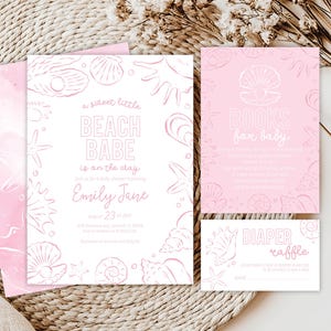 Op de afbeelding: Roze babyborrel uitnodigingen met illustraties van schelpen en zeesterren. De uitnodiging luidt "Beach Babe is on the way" en bevat evenementdetails. Extra kaarten zijn onder meer "Books for Baby" en een "Diaper Raffle"-kaart.