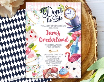 Pode incluir: Um convite de festa de aniversário com tema de Alice no País das Maravilhas, rosa e azul, com o texto "Não se atrase" e "O País das Maravilhas de Jane" para celebrar seu primeiro aniversário. O convite inclui um flamingo rosa, uma xícara de chá, um relógio de bolso, uma garrafa com o texto "Beba isto", e um cupcake.