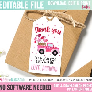 Pode incluir: Etiqueta de agradecimento imprimível rosa e branca com um caminhão rosa transportando balões em forma de coração rosa e vermelho. A etiqueta diz "Obrigado, Muito obrigado por passar! Com amor, Amanda".