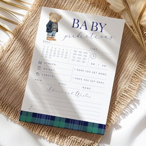 Może przedstawiać: Karta z przewidywaniami dla dziecka ze słowami "BABY predictions" w granatowym skrypcie. Karta zawiera akwarelową ilustrację misia w kurtce i dżinsach. Dolna krawędź ma niebiesko-zielony wzór w kratę.