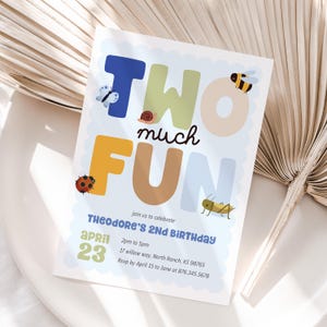 Peut inclure: Une invitation d'anniversaire colorée avec l'inscription "TWO much FUN" en grandes lettres ludiques. L'invitation comprend des illustrations d'un papillon, d'une abeille, d'une coccinelle, d'un escargot et d'une sauterelle. Le texte annonce le 2e anniversaire de Théodore.