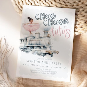 Könnte beinhalten: Eine hellfarbene Einladung mit dem Text "CHOO CHOOS and tutus". Sie zeigt eine Aquarellillustration eines Zuges, einer Ballerina und Veranstaltungsdetails. Die Einladung ist für eine Geburtstagsfeier.
