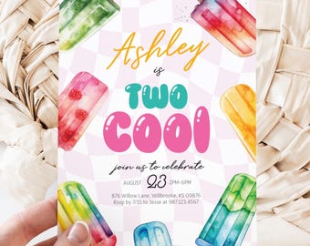 Könnte beinhalten: Eine Party-Einladung mit einem rosa-weiß karierten Hintergrund. Die Einladung zeigt Aquarellillustrationen von bunten Eis am Stiel. Der Text lautet "Ashley is Two Cool" mit Veranstaltungsdetails.