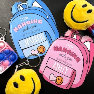 Étiquette cadeau pour enfants porte-clés de la Saint-Valentin MODIFIABLE - J’aime traîner avec vous en classe - Sac à dos Porte-clés Étiquette cadeau de la Saint-Valentin