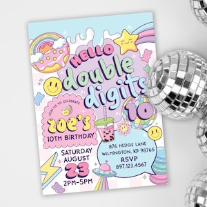Könnte beinhalten: Eine farbenfrohe Geburtstagseinladung mit dem Text "Hello Double Digits" und "Zoe's 10th Birthday". Das Design umfasst einen Regenbogen, Sterne, einen Donut, ein Boba-Getränk und ein Ufo. Die Einladung ist von Discokugeln umgeben.