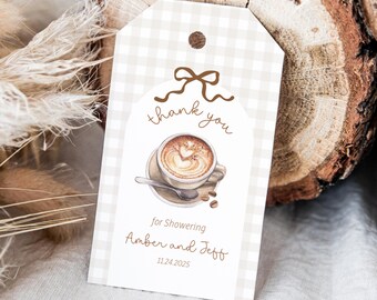 Etiqueta de agradecimiento para baby shower con texto "A Baby is Brewing Coffee" (edición editable) - Etiqueta de regalo de agradecimiento de cuadros vichy de Cafe Bebe (género neutro) - PDF de 2 x 3,5 pulgadas