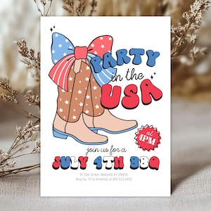 Könnte beinhalten: Eine patriotische Einladung mit dem Text "Party in the USA" mit Cowboy-Stiefeln, einer Schleife und Sternen. Die Einladung enthält auch den Text "July 4th BBQ" und die Uhrzeit "4PM".