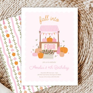 Puede incluir: Una invitación de cumpleaños rosa y blanca con temática otoñal. La invitación presenta un puesto de calabazas con calabazas naranjas y rosas, la palabra "FOUR" y el texto "fall into". La invitación es para el 4º cumpleaños de Amelia.