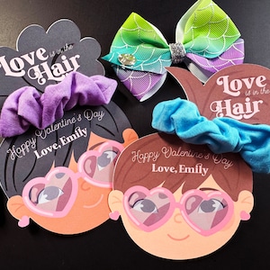 EDITIERBARE Liebe ist im Haar Valentinstag Kinder Geschenkanhänger - Valentines Scrunchie Klassenzimmer Börse - Haar Krawatte Valentinstag Freunde Geschenkanhänger
