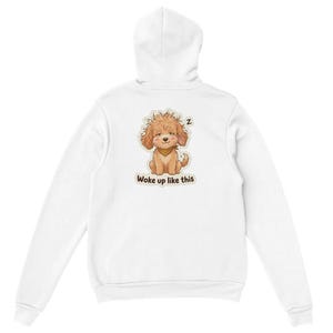 Può includere: Una felpa con cappuccio bianca con una grafica sul retro che raffigura un cucciolo marrone chiaro e soffice con una piccola bandana intorno al collo. Il cucciolo ha un'espressione assonnata con un simbolo Z accanto e il testo Woke up like this.