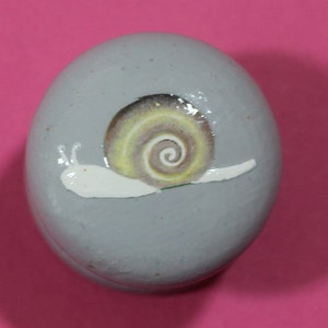 ノブ、ホーム改善、ハンドル、ドレッサーの引き出し用ノブ。グレーのノブに手描きのカタツムリ柄、カタツムリ柄ノブ、グレーの家具用取っ手