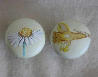 Up Date Furniture, Knobs, Drawer Knob and Pull, Cream Decor, Cottage Style, English Country Flowers HAND PAINTED, Daffodil & Daisy Knob Pull