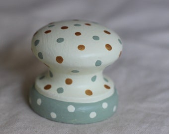 Nostalgische Knäufe Für Möbel Upcycling. Gemalt Creme & Mint 50er Jahre inspirierte Griffe, Griffe für Küchenschränke, Schubladen und Küchenkommoden.
