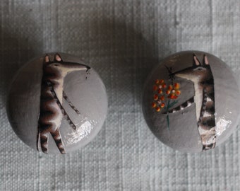 Poignées, boutons, bouton commode, commode, cycle de meubles, décoration d’enfant, renard, fleurs orange, peint des boutons, peint à la main, gris.