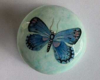 perilla de tocador, mariposa verde agua y azul, perilla de decoupage para muebles pintados, decoupage y de madera natural, perilla de madera pintada de verde pálido.