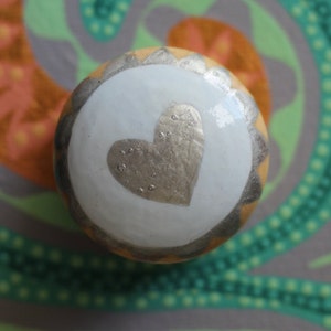 knoppar, hjärtknoppar, funky inredning, unik knopp, dekorativa knoppar, målade möbler, trämöbler, exklusiva möbler, modern inredning, knoppar.