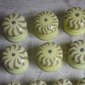 funky möbler, unik inredning, krämvit dekor, möbelknoppar, lådhandtag, målad dekorativ knopp, primulagul, silverknoppar.