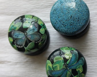 decoupage y perillas de aparador pintadas a mano y tiradores de cajón. decoración azul y verde. perilla de muebles pintados. cutre chic. decoración neutra natural.