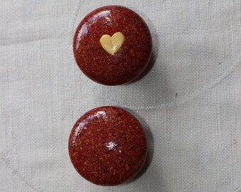 perilla, perilla de tocador, perilla de madera, perillas pintadas, pintado a mano, perilla de color rojo moteado brillante, perilla del gabinete, muebles de ciclo de arriba, tiradores de cajón, perillas.