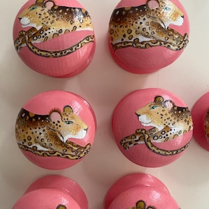 Pomos, tiradores, manijas, pomos grandes. Muebles modernos y reciclados. Pomo de leopardo rosa, interior frambuesa, decoración de piel de leopardo, tirador de cajón.