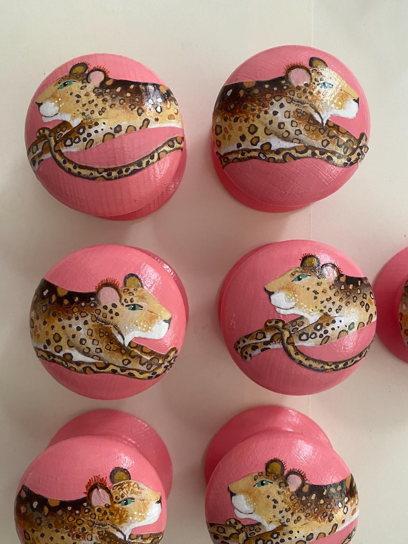 Knobs, Pulls, Griffe, große Knäufe. UP-DATE & UPCYCLE Möbel. Rosa Leopard Knauf, Innenraum Himbeere, Leopard Haut Dekor, Schublade Knob Pull Bild 1