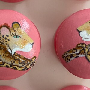 Knobs, Pulls, Griffe, große Knäufe. UP-DATE & UPCYCLE Möbel. Rosa Leopard Knauf, Innenraum Himbeere, Leopard Haut Dekor, Schublade Knob Pull Bild 4