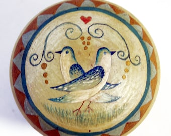 Commode Shabby Chic - Boutons d’armoire. Conception d’oiseaux d’amour. Peint à la main. Ocre turquoise-crème-jaune. Look vintage.