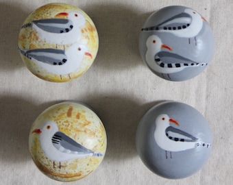 puxadores para móveis, puxadores para móveis, puxadores amarelos, puxadores gaivota, casa à beira-mar, puxadores cinza, decoração cinza, decoração amarela, móveis de bicicleta.