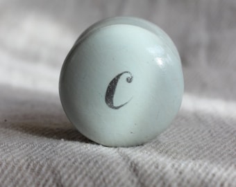 Eau de Nil und Silber Knäufe, Alphabet Buchstabenknopf, Knauf mit Schriftzug, Kommode Knäufe, bemalte Möbel und Schrankknopf, Schubladenknopf, Tür