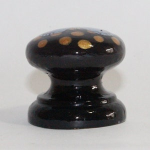 Pode incluir: Bot&atilde;o de cer&acirc;mica preto com bolinhas douradas e azuis.