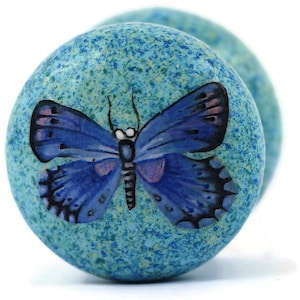 perilla de tocador de motas turquesa con diseño de mariposa azul. pintado a mano. transforma tus muebles.