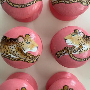 Knobs, Pulls, Griffe, große Knäufe. UP-DATE & UPCYCLE Möbel. Rosa Leopard Knauf, Innenraum Himbeere, Leopard Haut Dekor, Schublade Knob Pull Bild 2