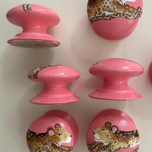 Knobs, Pulls, Griffe, große Knäufe. UP-DATE & UPCYCLE Möbel. Rosa Leopard Knauf, Innenraum Himbeere, Leopard Haut Dekor, Schublade Knob Pull Bild 3