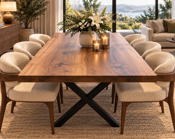 Puede incluir: Una mesa de comedor rectangular de madera con veta natural y base de metal negro en forma de X. Seis sillas con marcos de madera curvados y tapicería texturizada color crema rodean la mesa. Un jarrón con lirios blancos se sitúa en el centro.