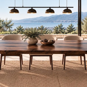 Puede incluir: Una mesa de comedor rectangular con una superficie de madera de color marr&oacute;n oscuro y dos patas de metal negro en forma de U. La mesa est&aacute; rodeada por seis sillas tapizadas de color beige claro con patas de madera.