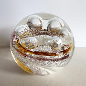Bellissimo fermacarte in vetro artistico di grandi dimensioni con bolle a spirale color ambra e bordeaux