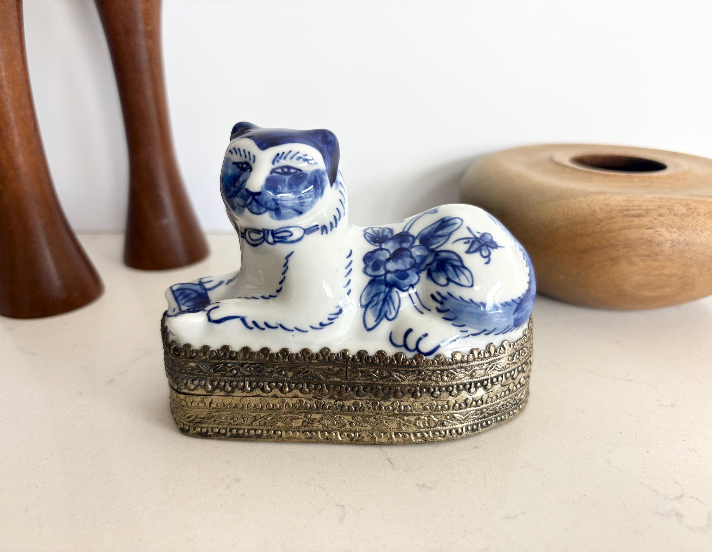 青と白の花模様 猫の陶器置物 アンティーク ヴィンテージ ヴィンテージ