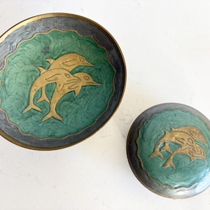 Conjunto de caixa de bugigangas e prato vintage em latão esmaltado com golfinho