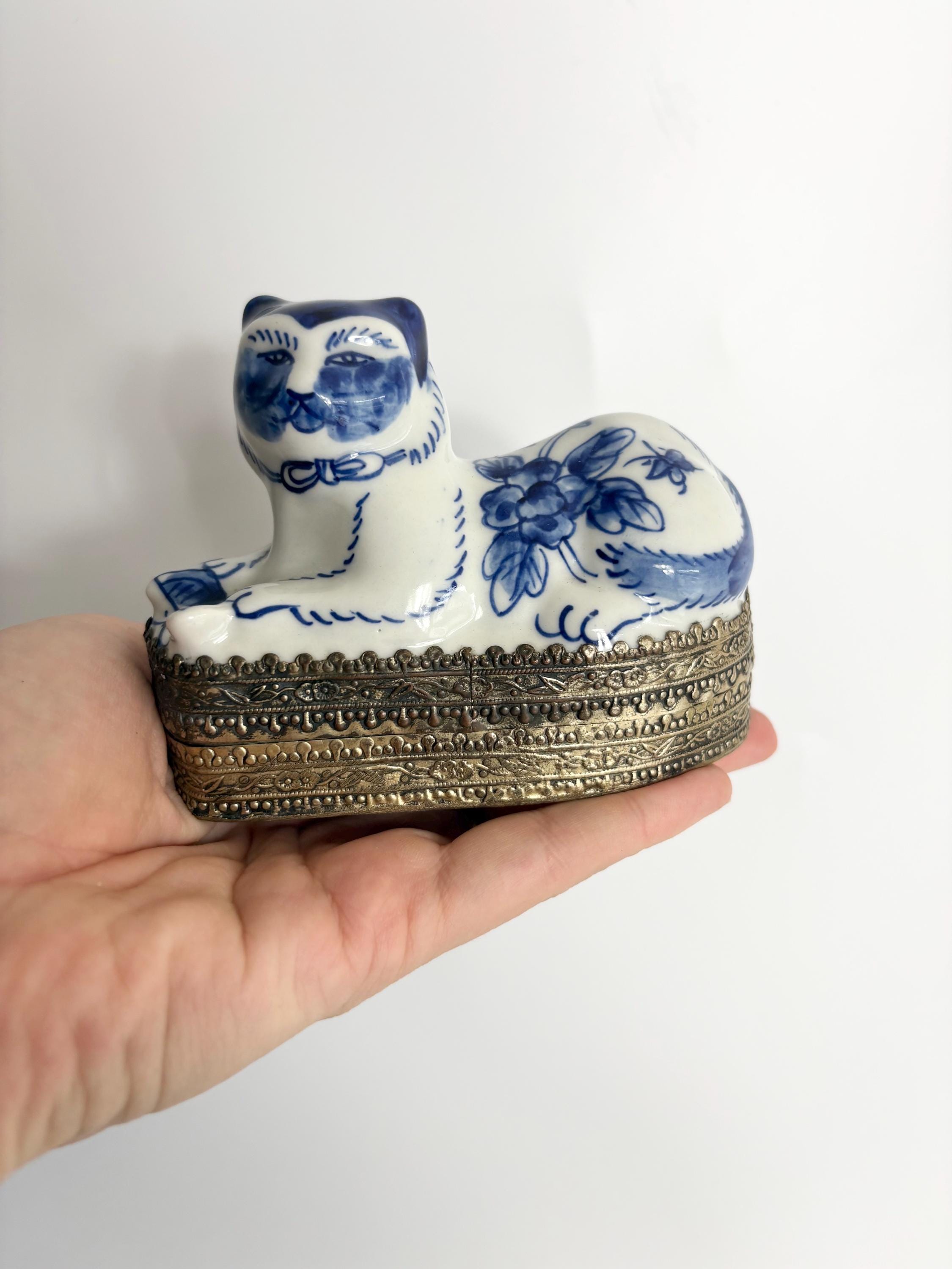 青と白の花模様 猫の陶器置物アンティークヴィンテージ