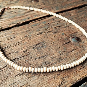 Witte houten ketting voor mannen, ketting met houten kralen, mannenketting, herensieraden, surferketting