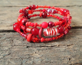 Rotes Wickelarmband, rotes Perlenarmband, rotes Boho Armband, Memory Wire Armband, 30. Geburtstag Geschenk