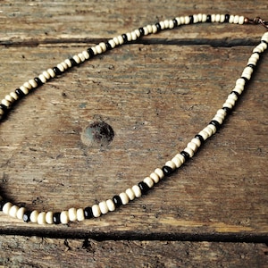 Witte houten ketting voor mannen, ketting met houten kralen, mannenketting, herensieraden, surferketting, surferstijl