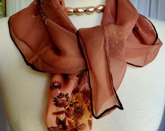 Foulard georgette en mousseline de soie / carré de 28 x 30 po. / Design floral topaze fauve / laminé à la main / accessoire vintage de haute qualité