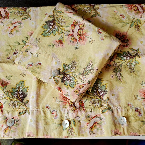 Set TRADITIIONS by PAMELA KLINE Floral Pillowcases (2) / Std Size / Buttoned Cuffs / Pretty Lily of the Valley Print / Vintage / 100% Cotton